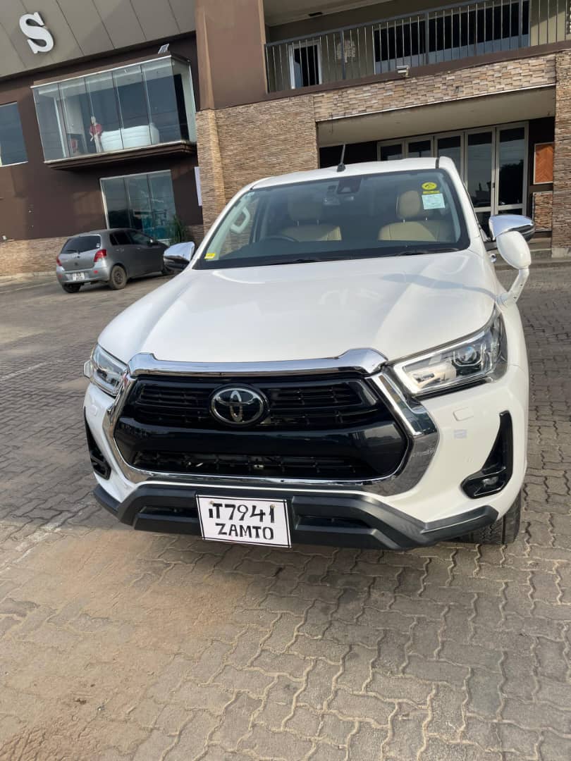 2020 TOYOTA HILUX SUV White - Side View